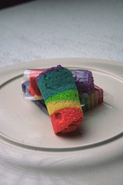 Bir plaka üzerinde renkli kek