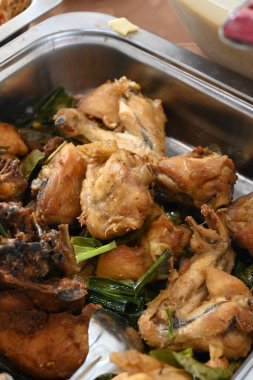 Tavada kızarmış tavuk..