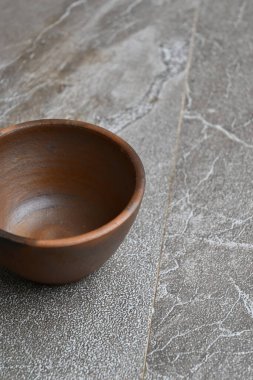 clay cup on the floor, cangkir tanah liat di atas lantai.