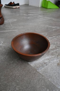 clay cup on the floor, cangkir tanah liat di atas lantai.