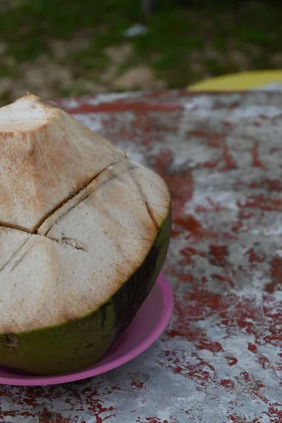 Färska Kokosnötter Med Strandatmosfär Semestern — Stockfoto