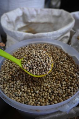 Aceh geleneksel pazarında biber, lada