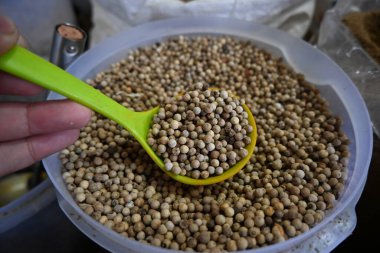 Aceh geleneksel pazarında biber, lada