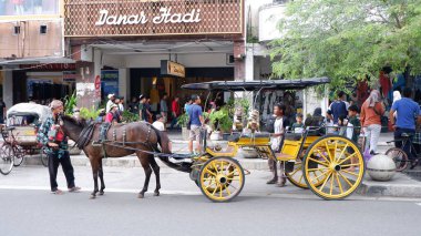 Yogyakarta- Endonezya 27 Aralık 2022 Delman veya Andong, Endonezya 'nın geleneksel taşımacılığıdır..