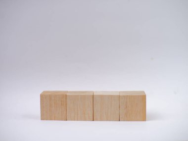 Boş metin tahta küp düzeneği beyaz arkaplanda izole edildi