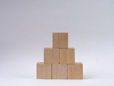 Boş metin tahta küp düzeneği beyaz arkaplanda izole edildi