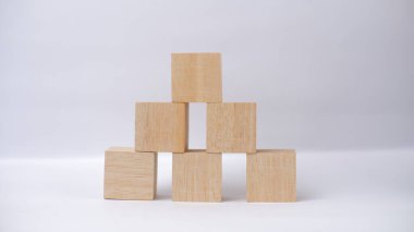 Boş metin tahta küp düzeneği beyaz arkaplanda izole edildi