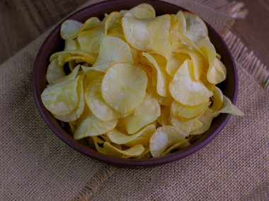 Keripik singkong ya da cassava cipsi geleneksel bir Endonezya aperatifi kuru kızarmış cassava dilimlerinden yapılır..
