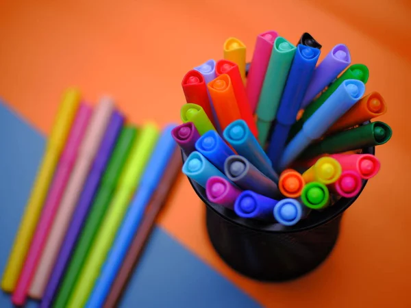 Color markers on a two-color background