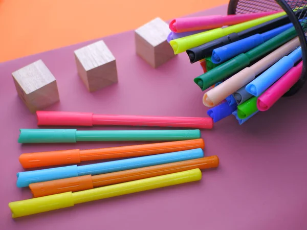 Color markers on a two-color background