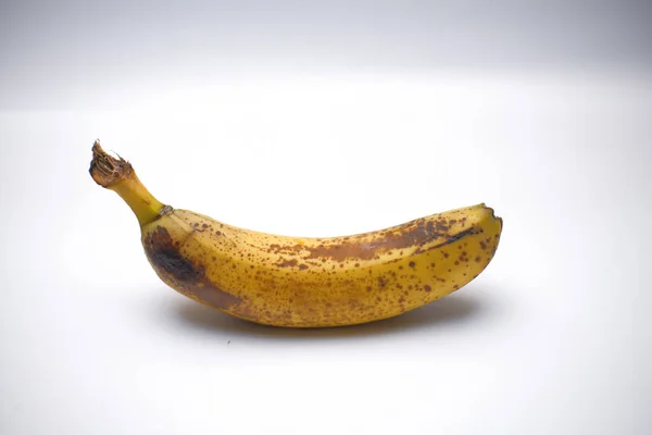 完熟したバナナ果実隔離された白い背景 — ストック写真