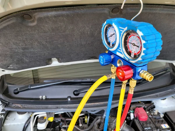 Verificar Pressão Condicionado Refrigerante Sobre Carro — Fotografia de Stock