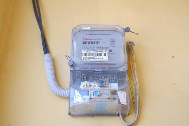 Batam, Endonezya - 14 Mart 2023 Endonezya PLN elektrik sayacı, analog güç ölçer.