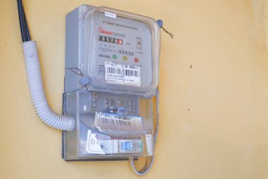Batam, Endonezya - 14 Mart 2023 Endonezya PLN elektrik sayacı, analog güç ölçer.