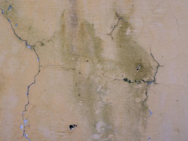 Sarı boyalı çatlak duvar.