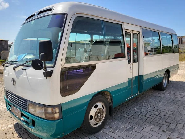 Batam, Endonezya - 18 Mart 2023: Eski otobüs vagonu, Toyota Coaster yolcu kamyonu.