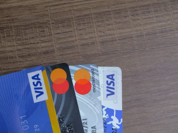 Visa Kort Och Mastercard Kort Över Trä Bakgrund Elektonoc Plastkort — Stockfoto