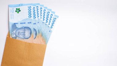 THR (tunjangan hari raya) ve maaş için kahverengi zarf içinde Endonezya banknotlarının yeni baskısı.