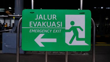 Yogyakarta Endonezya 'daki Jogja istasyonunun tahliye güzergahı için uyarı panosu