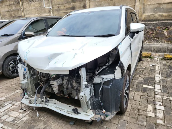 Carro Depois Acidente Destruiu Frente — Fotografia de Stock