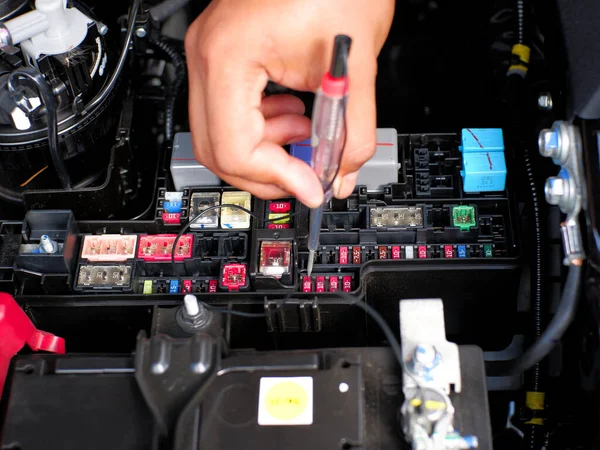 Mecânico Carro Verificando Conexão Fusível Usando Multímetro Uma Caneta Teste — Fotografia de Stock