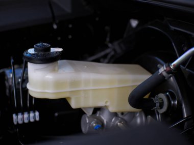 Bir arabanın fren sıvısı deposuna yakın çekim