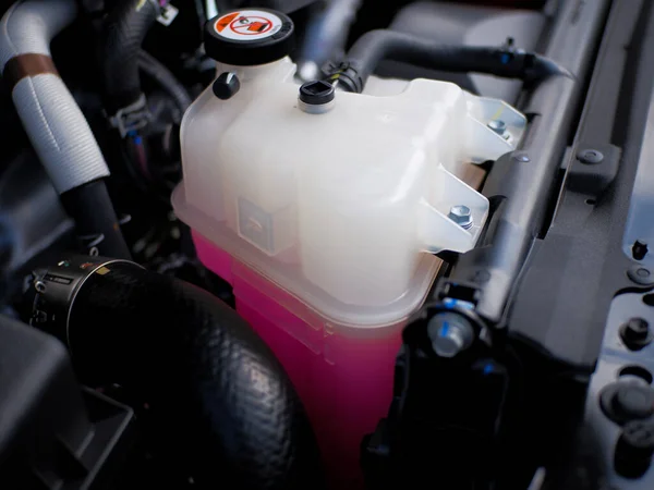 ラジエータリザーバータンク車のエンジン冷却剤抗冷却剤と凍結防止 ピンクの冷却剤 — ストック写真