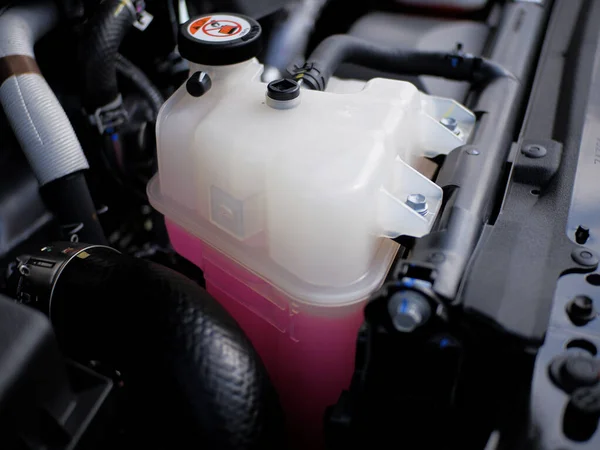Zbiornik Chłodnicy Silnik Samochodowy Płyn Chłodzący Anty Chłodzący Przeciwzamarzający Różowy — Zdjęcie stockowe