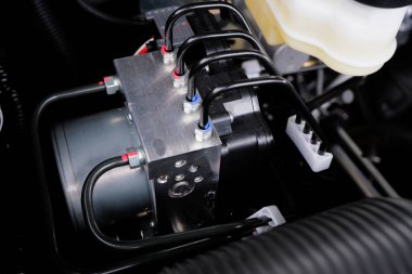 Arabadaki ABS motor kontrol modülü (kilitlenme önleyici fren sistemi). fren sistemi kontrol motoru