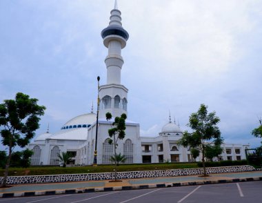 Batam - Endonezya, 5 Temmuz 2023: Batam şehrinin yeni simgesi Batam 'daki Sultan Mahmud Riayat Camii.