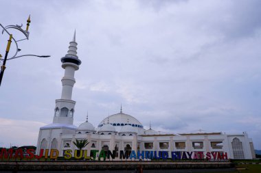 Batam - Endonezya, 5 Temmuz 2023: Batam şehrinin yeni simgesi Batam 'daki Sultan Mahmud Riayat Camii.