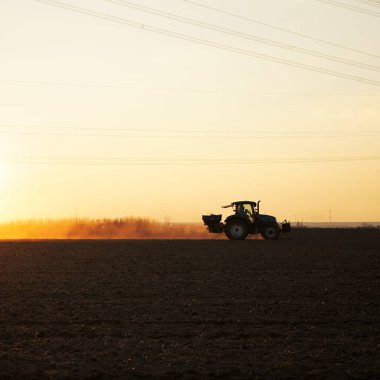 Yaz günbatımında traktör
