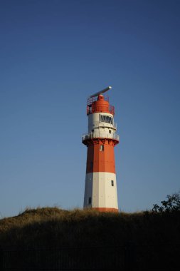 Bir adadaki fenerde güneş parlıyor..