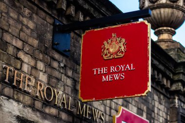 Londra, İngiltere - 2023: Buckingham Sarayı 'ndaki Royal Mews tabelası. İngiliz Kraliyet Ailesi 'nin binicilik ahırları koleksiyonu. Kral ve ailesi için tüm at yolu seyahatlerinden sorumludur.