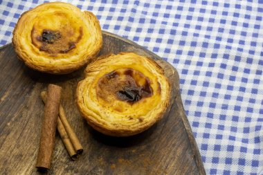 Pastel de nata. Tipik Portekiz yumurtalı muhallebi tarçınlı tart. Mosteiro dos Jernimos ya da Jeronimos 'ta yaratılan Pastel de Belm ya da Belem olarak da bilinir..