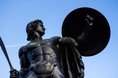 Londra, İngiltere - 2023: 18 Achilles heykeli, Truva Savaşı 'nın Yunan kahramanı asker ve politikacı Arthur Wellesley' in anısına Hyde Park Köşesindeki Kraliçe Elizabeth Kapısı yakınında. 