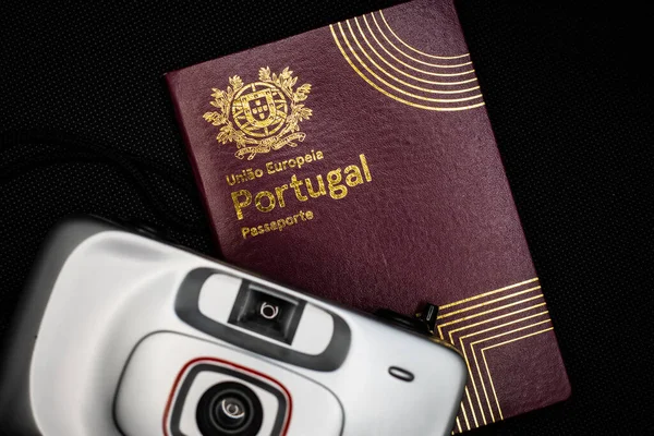 Oporto Portugal 2023 Pasaporte Portugués Con Cámara Analógica Gris Sobre — Foto de Stock
