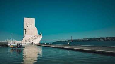 Lizbon, Portekiz - 03.10.2023: 'Padro dos Descobrimentos' namı diğer Tagus Nehri 'ndeki Keşifler Anıtı gemilerin keşif için 15. ve 16. yüzyıllarda ayrıldığı yer.