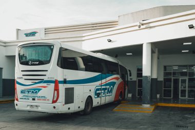 Fes, Fas - 16.03.2024: Fes, Fas 'taki otobüs durağında CTM turistik otobüs.