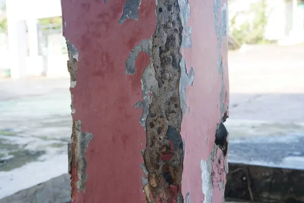 水泥柱墙被损坏和侵蚀 — 图库照片
