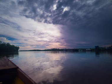 Öğleden sonra gün batımının görüntüsü deniz üzerinde mordur.