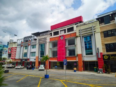 Gökyüzü geçmişi olan birinin satış yaptığı dükkan binası.