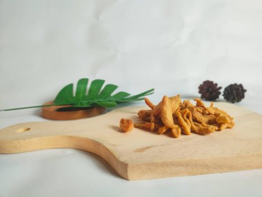 Tahta kesme tahtasındaki midyeli abur cuburların fotoğrafı.