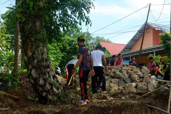 Padang Jaya Köyü sakinleri istinat duvarı inşa etmek için birlikte çalışıyorlar.