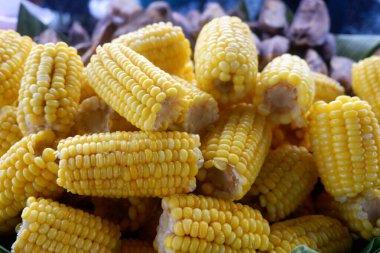 Haşlanmış mısır yığınının yakın çekim görüntüleri