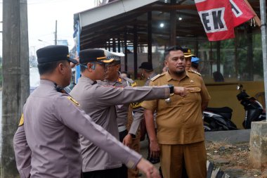 Endonezya polisi topluma yardım eli uzatıyor