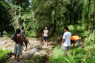 Endonezya 'daki köy toplulukları karşılıklı işbirliği faaliyetleri yürütüyor.