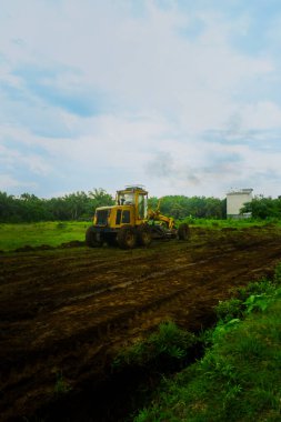 Kalimantan Timur, Endonezya 11 Eylül 2024. Yolu düzleştirmek için kullanılan not makinesi çalışıyor