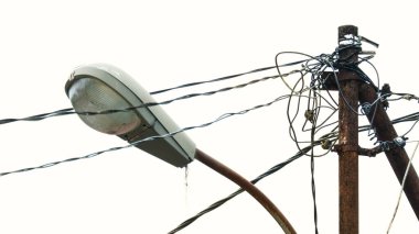 Gökyüzü arka planında sokak lambaları ve kablolar