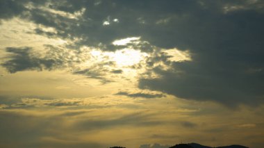 Öğleden sonra gökyüzü parlak turuncu